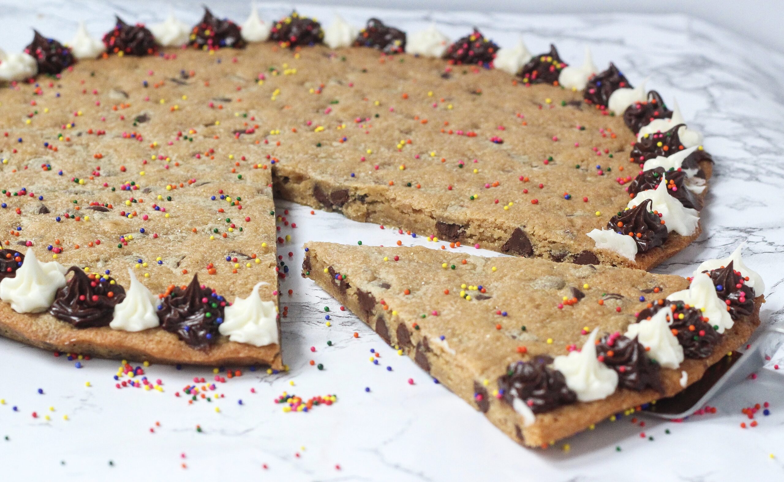 Sandwich Cookie Cake Pans: Bake a cake that looks like a gigantic